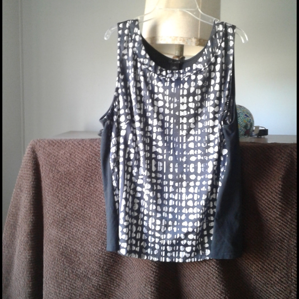Ann Taylor blk and wht sleeveless  pull over